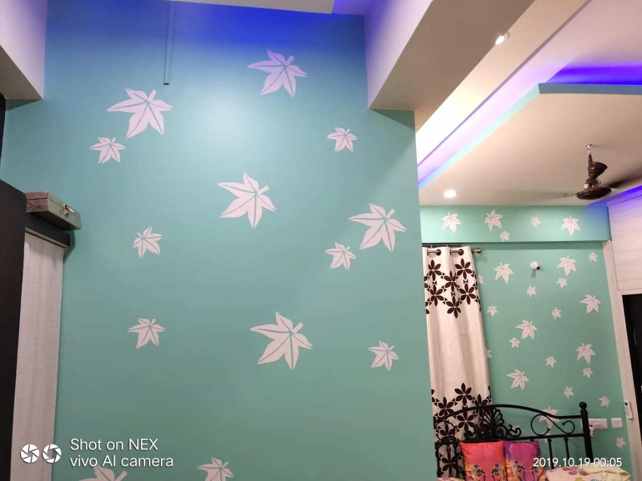 Leaves design for room with colour