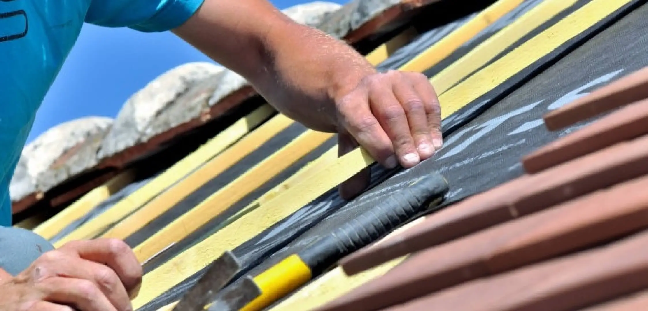 close hands worker renoving e roof house_100787 2002@2x